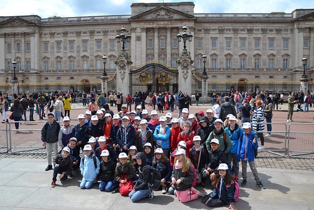 50 Doltoniens devant Buckingham Palace